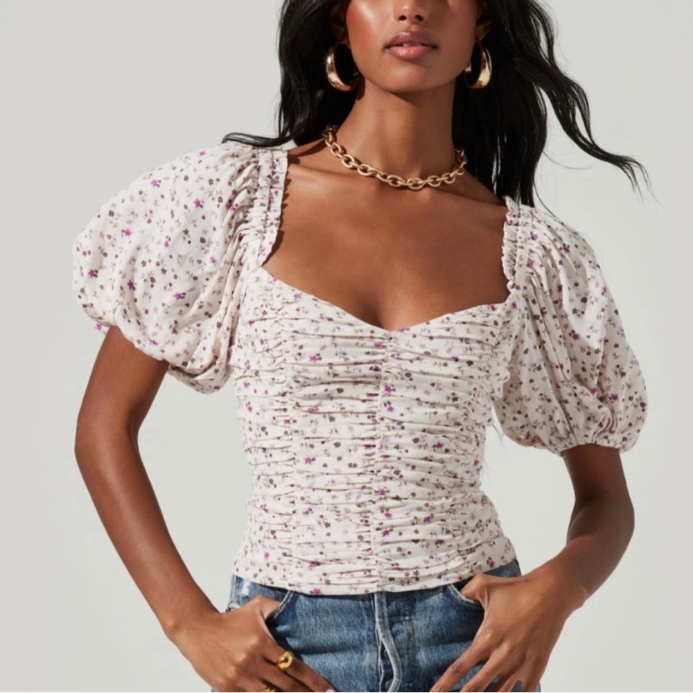 ASTR the label - NWT - ruched short puff sleeve top in cream lavender ditsy.